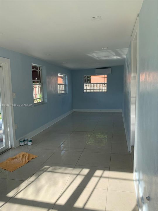 Под контрактом: $3,699 (3 спален, 2 ванн, 1549 Квадратных фут)