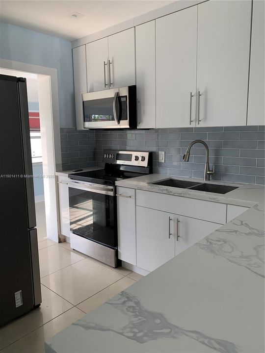 Под контрактом: $3,699 (3 спален, 2 ванн, 1549 Квадратных фут)