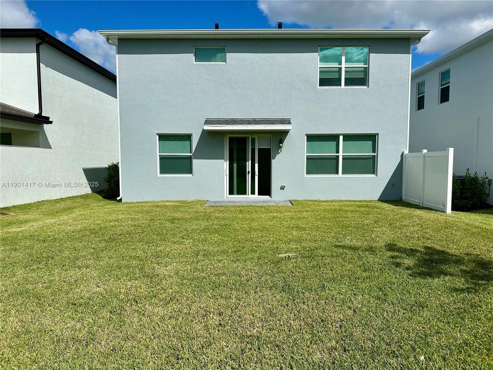 Activo con contrato: $3,500 (4 camas, 3 baños, 2532 Pies cuadrados)