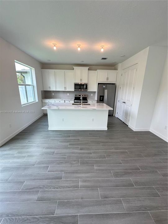 Activo con contrato: $3,500 (4 camas, 3 baños, 2532 Pies cuadrados)