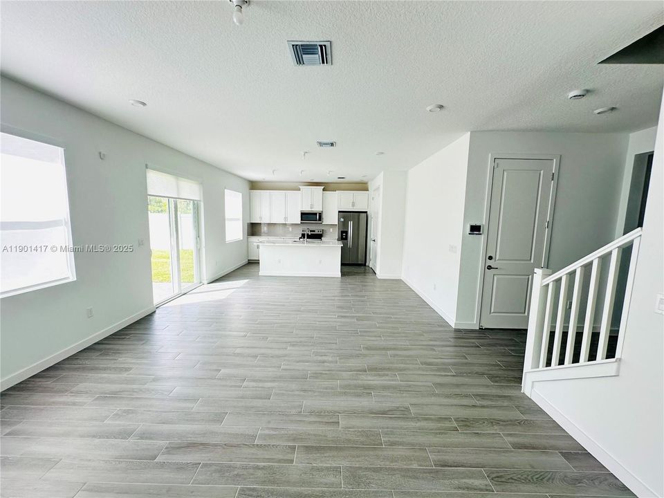 Activo con contrato: $3,500 (4 camas, 3 baños, 2532 Pies cuadrados)