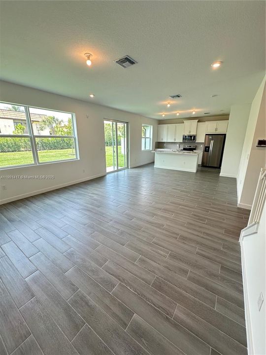 Activo con contrato: $3,500 (4 camas, 3 baños, 2532 Pies cuadrados)