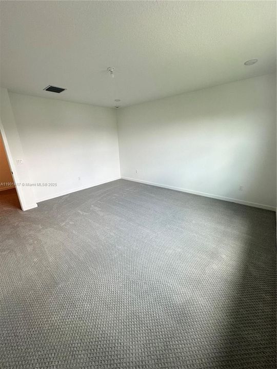 Activo con contrato: $3,500 (4 camas, 3 baños, 2532 Pies cuadrados)