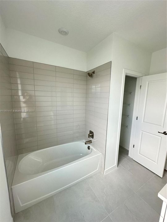 Activo con contrato: $3,500 (4 camas, 3 baños, 2532 Pies cuadrados)