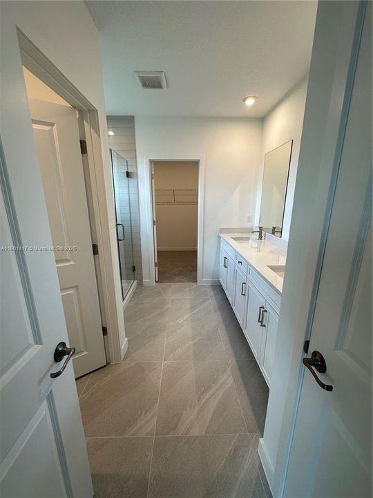 Activo con contrato: $3,500 (4 camas, 3 baños, 2532 Pies cuadrados)