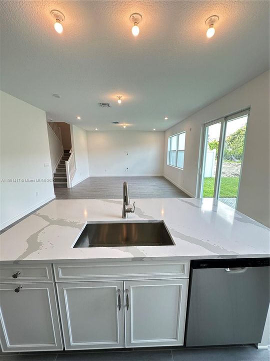 Activo con contrato: $3,500 (4 camas, 3 baños, 2532 Pies cuadrados)