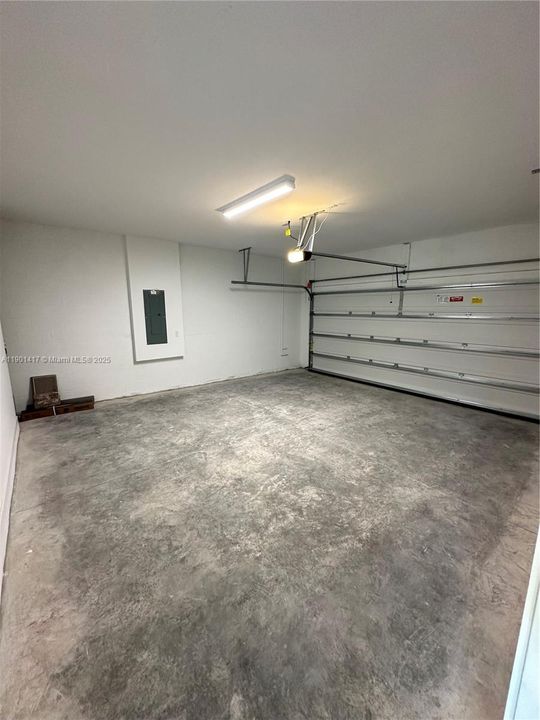 Activo con contrato: $3,500 (4 camas, 3 baños, 2532 Pies cuadrados)