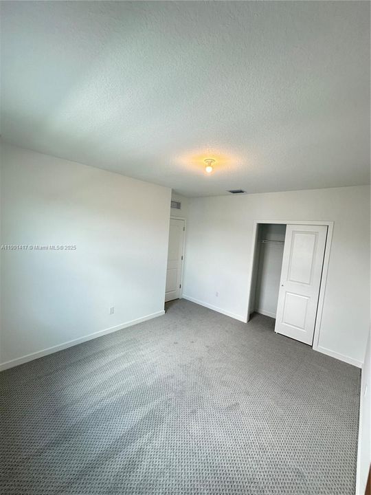 Activo con contrato: $3,500 (4 camas, 3 baños, 2532 Pies cuadrados)