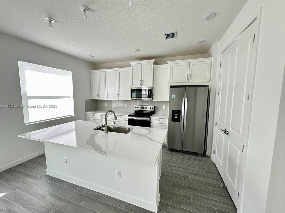 Activo con contrato: $3,500 (4 camas, 3 baños, 2532 Pies cuadrados)