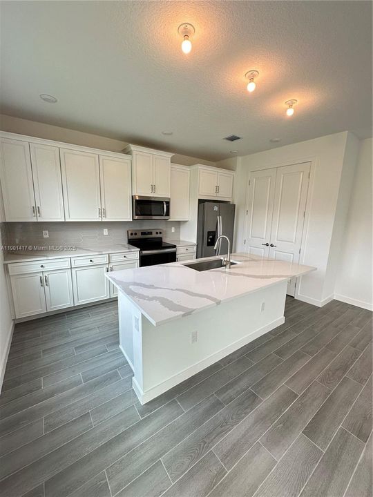 Activo con contrato: $3,500 (4 camas, 3 baños, 2532 Pies cuadrados)