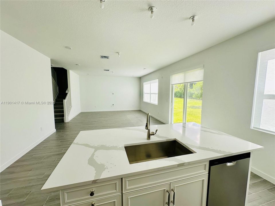 Activo con contrato: $3,500 (4 camas, 3 baños, 2532 Pies cuadrados)