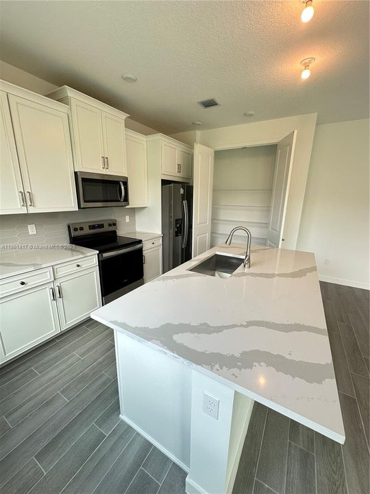 Activo con contrato: $3,500 (4 camas, 3 baños, 2532 Pies cuadrados)