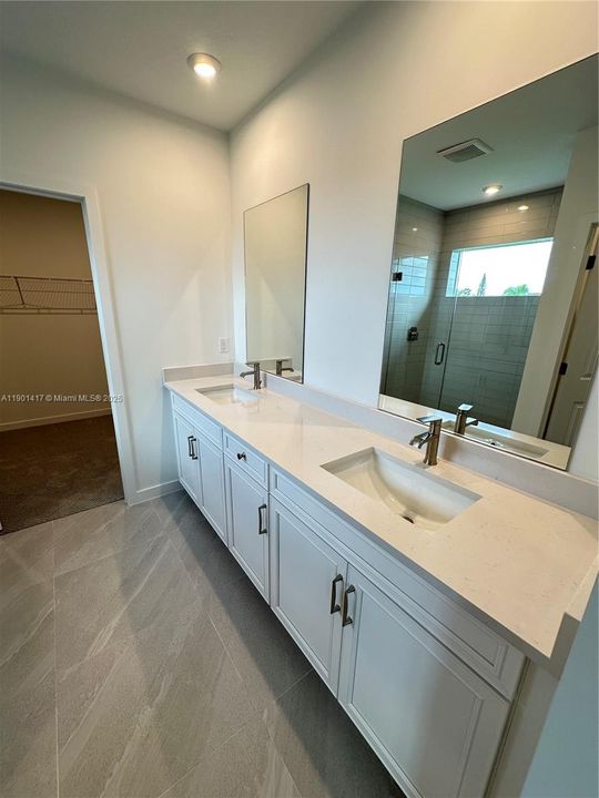 Activo con contrato: $3,500 (4 camas, 3 baños, 2532 Pies cuadrados)