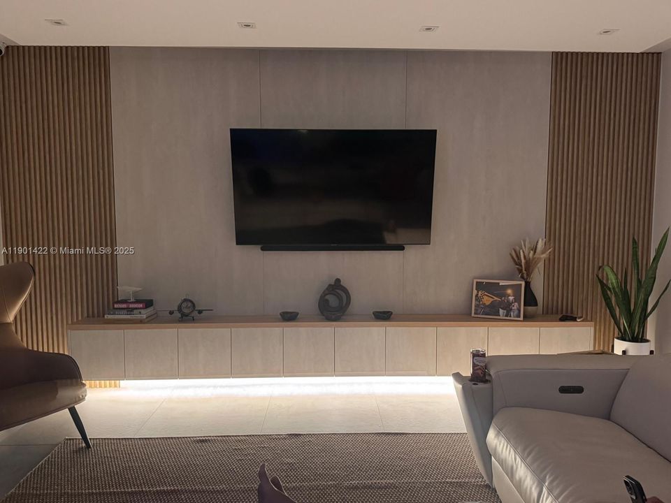 TV NO INCLUDED IN THE SALE