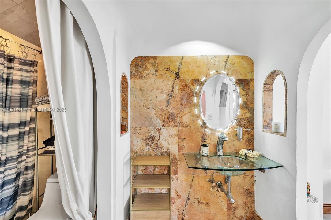 На продажу: $319,000 (2 спален, 2 ванн, 1138 Квадратных фут)