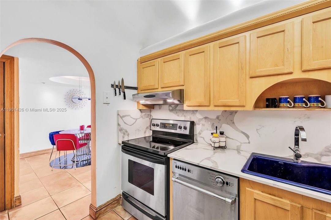 На продажу: $319,000 (2 спален, 2 ванн, 1138 Квадратных фут)