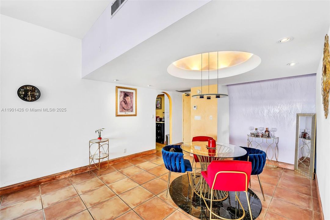 На продажу: $319,000 (2 спален, 2 ванн, 1138 Квадратных фут)