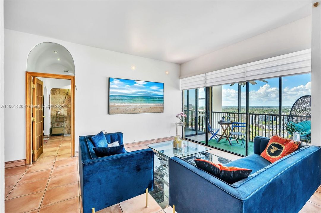 На продажу: $319,000 (2 спален, 2 ванн, 1138 Квадратных фут)