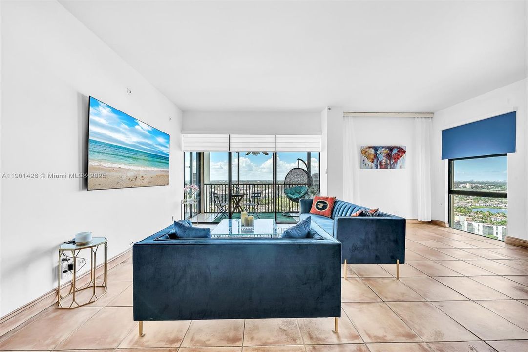 На продажу: $319,000 (2 спален, 2 ванн, 1138 Квадратных фут)