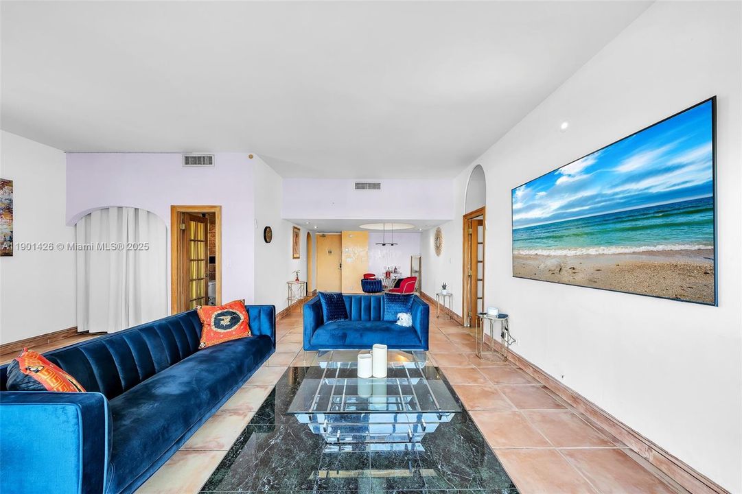 На продажу: $319,000 (2 спален, 2 ванн, 1138 Квадратных фут)