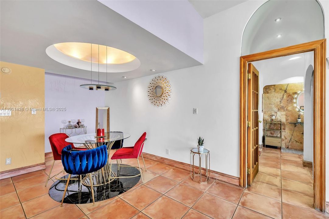 На продажу: $319,000 (2 спален, 2 ванн, 1138 Квадратных фут)