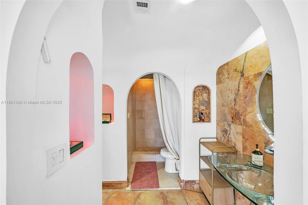 На продажу: $319,000 (2 спален, 2 ванн, 1138 Квадратных фут)