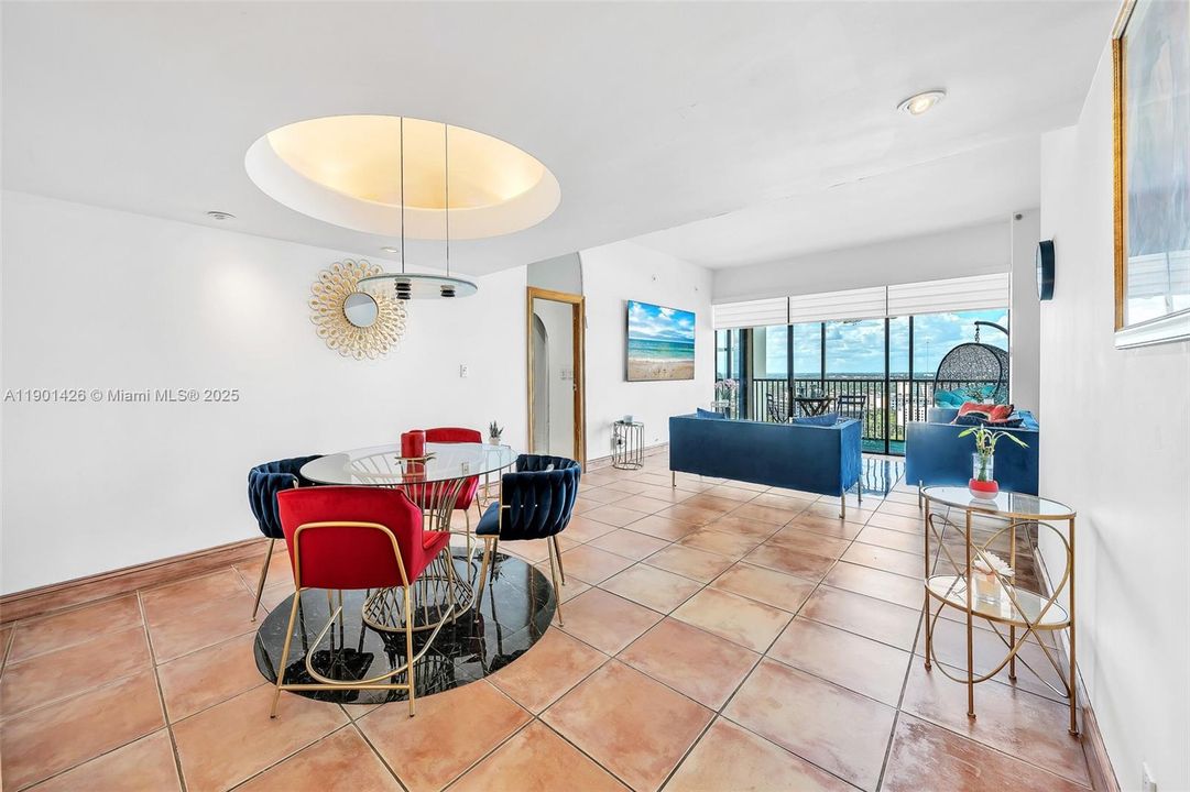 На продажу: $319,000 (2 спален, 2 ванн, 1138 Квадратных фут)