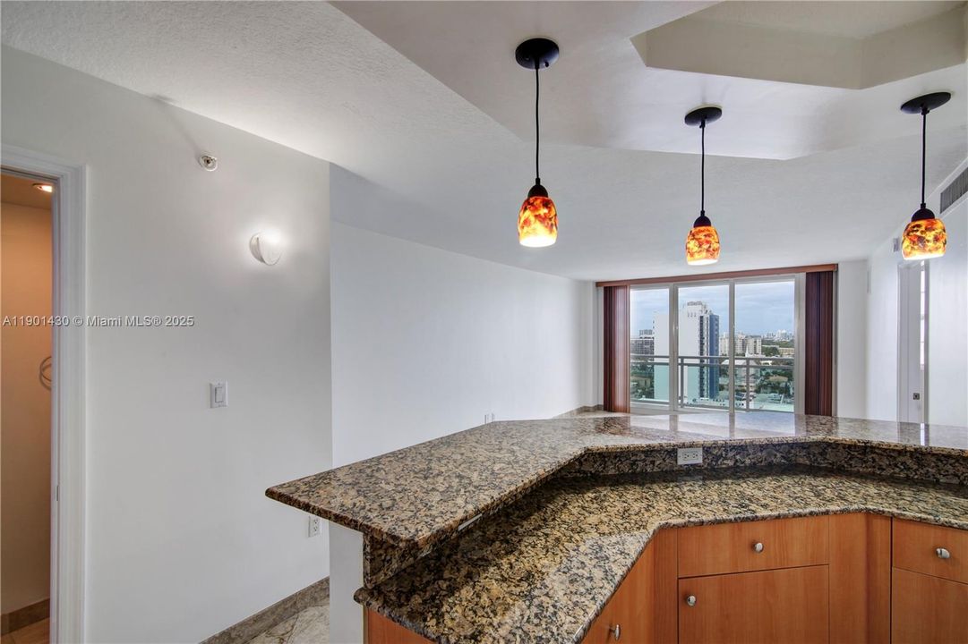 合同活跃: $2,950 (1 贝兹, 1 浴室, 810 平方英尺)