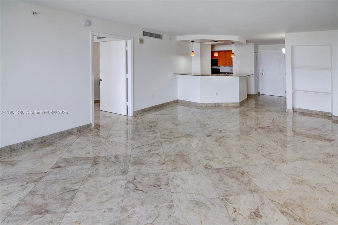 合同活跃: $2,950 (1 贝兹, 1 浴室, 810 平方英尺)