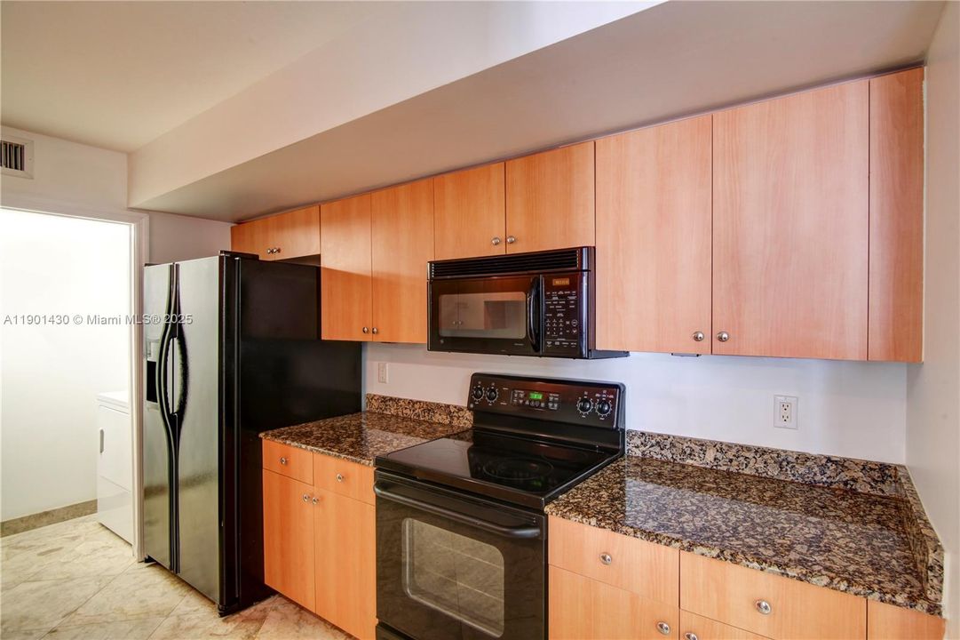 合同活跃: $2,950 (1 贝兹, 1 浴室, 810 平方英尺)