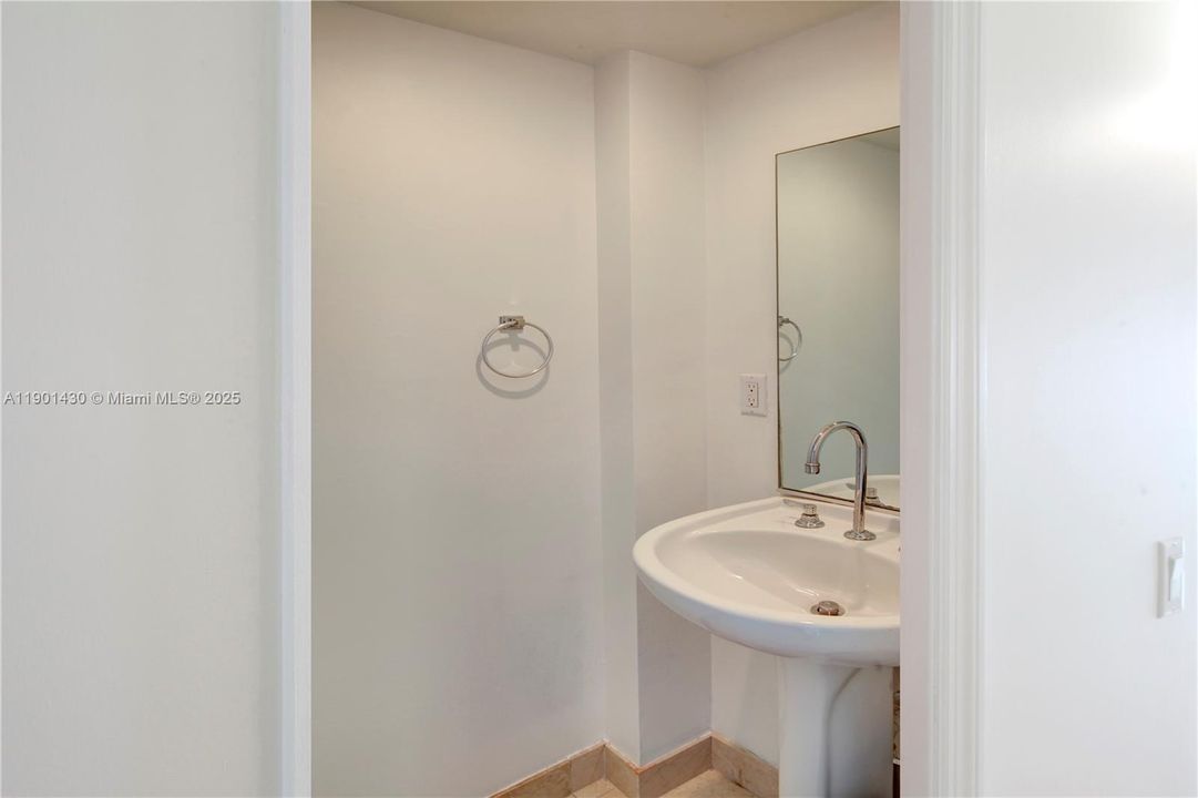 合同活跃: $2,950 (1 贝兹, 1 浴室, 810 平方英尺)