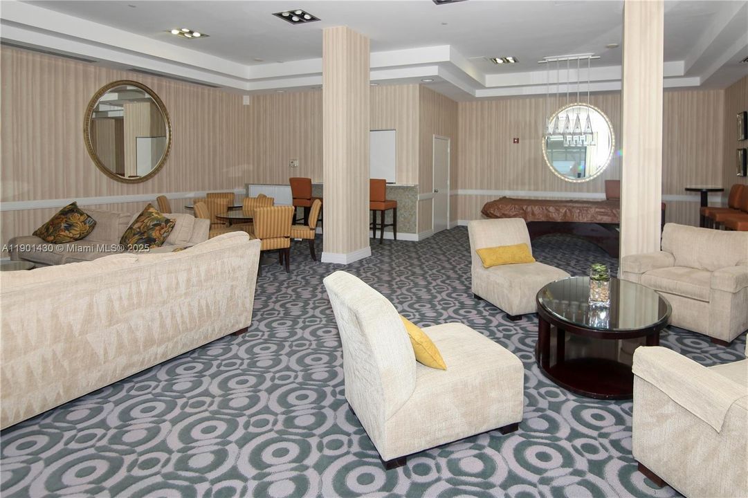 合同活跃: $2,950 (1 贝兹, 1 浴室, 810 平方英尺)