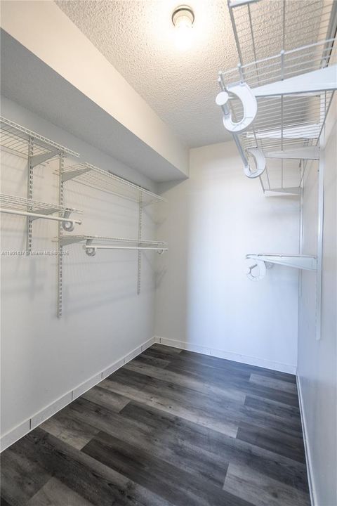 Activo con contrato: $2,800 (2 camas, 2 baños, 1000 Pies cuadrados)