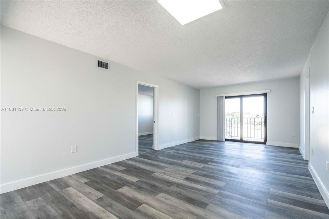 Activo con contrato: $2,800 (2 camas, 2 baños, 1000 Pies cuadrados)