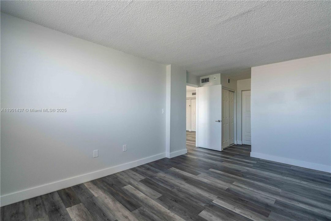 Activo con contrato: $2,800 (2 camas, 2 baños, 1000 Pies cuadrados)