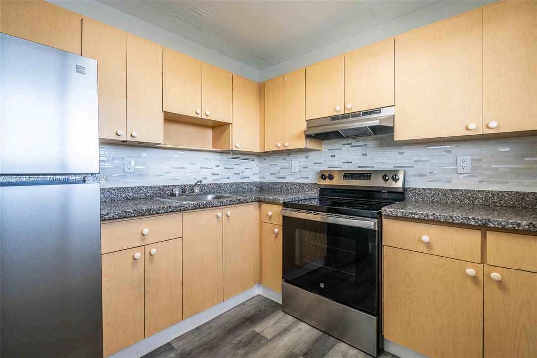 Activo con contrato: $2,800 (2 camas, 2 baños, 1000 Pies cuadrados)