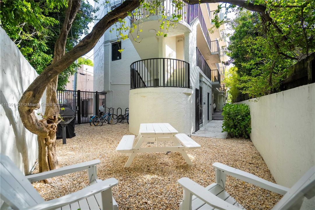 Activo con contrato: $2,800 (2 camas, 2 baños, 1000 Pies cuadrados)