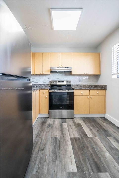 Activo con contrato: $2,800 (2 camas, 2 baños, 1000 Pies cuadrados)