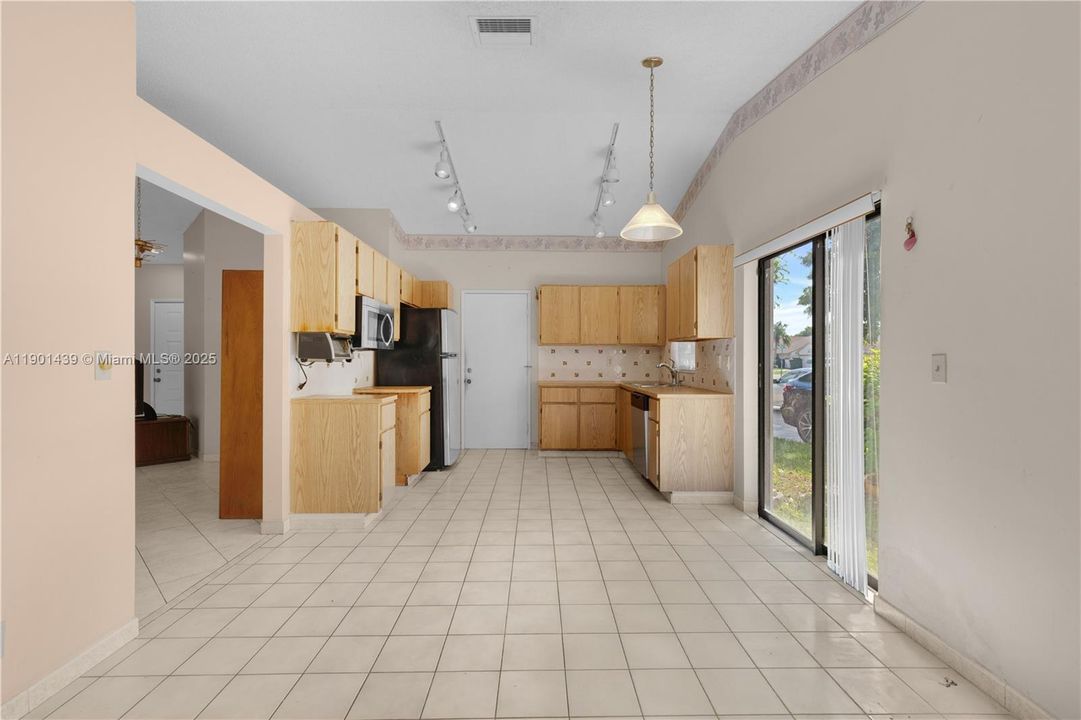 Recently Sold: $480,000 (3 beds, 2 baths, 1466 Square Feet)