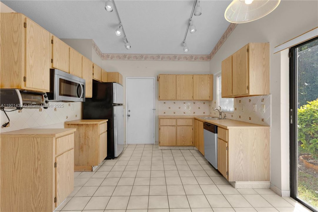 Recently Sold: $480,000 (3 beds, 2 baths, 1466 Square Feet)