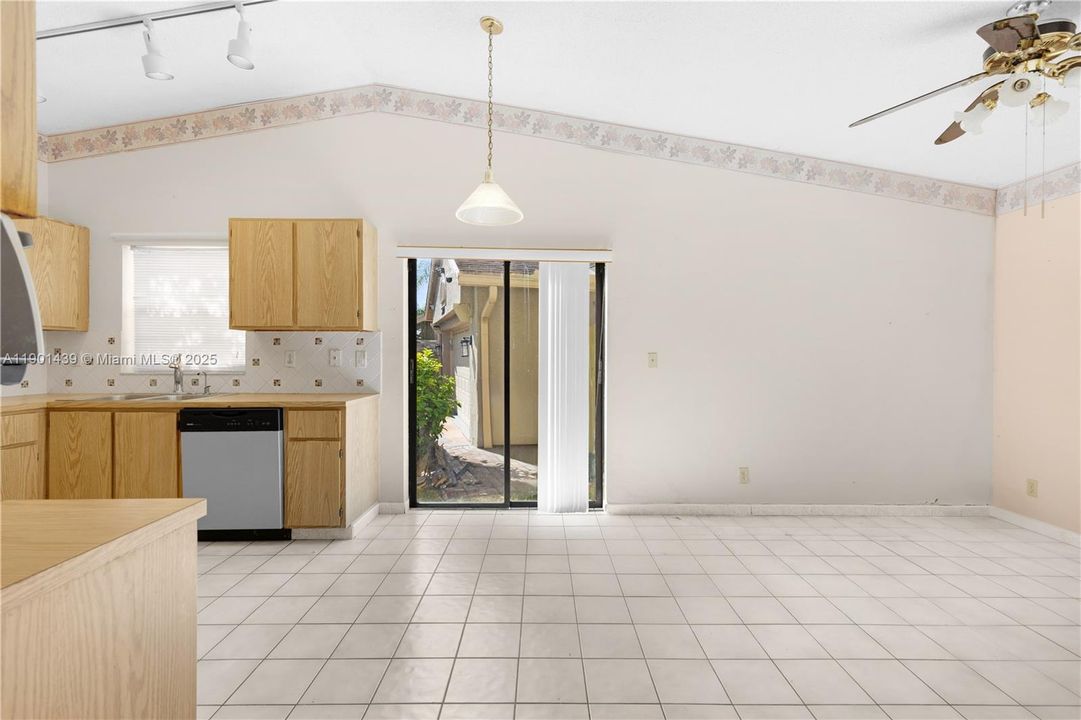 Recently Sold: $480,000 (3 beds, 2 baths, 1466 Square Feet)