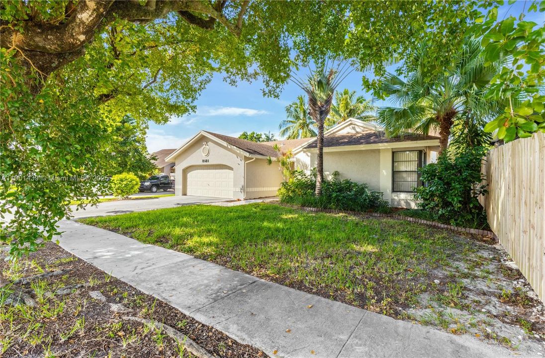 Recently Sold: $480,000 (3 beds, 2 baths, 1466 Square Feet)