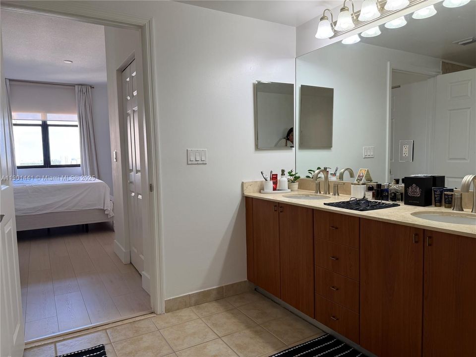 待售: $550,000 (2 贝兹, 2 浴室, 1072 平方英尺)