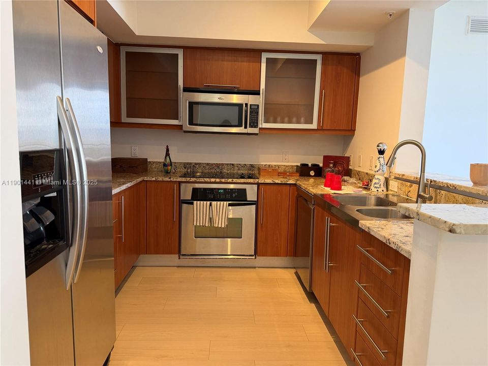 待售: $550,000 (2 贝兹, 2 浴室, 1072 平方英尺)