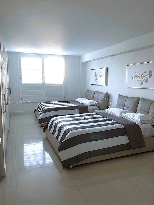 Active With Contract: $2,500 (1 beds, 1 baths, 1000 Square Feet)