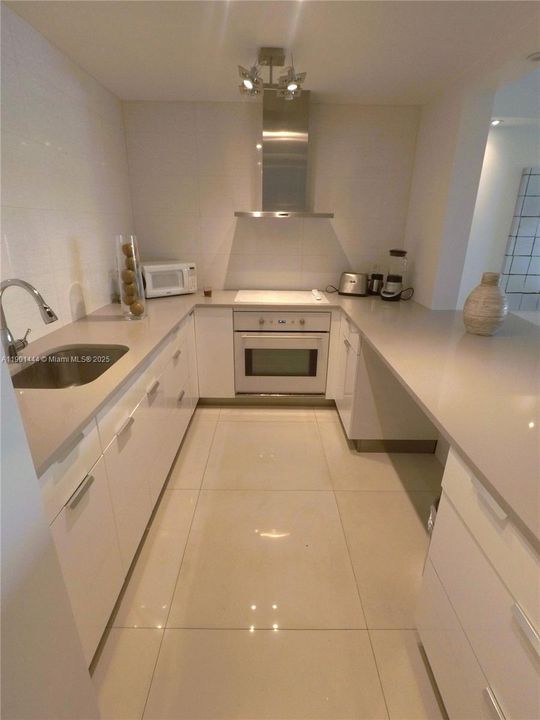 Active With Contract: $2,500 (1 beds, 1 baths, 1000 Square Feet)