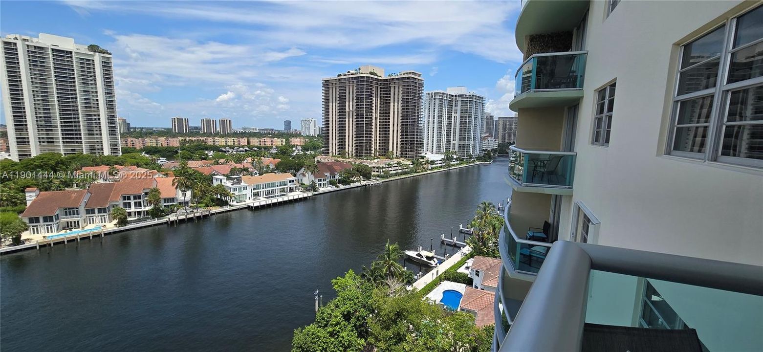 Active With Contract: $2,500 (1 beds, 1 baths, 1000 Square Feet)