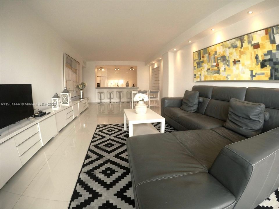 Active With Contract: $2,500 (1 beds, 1 baths, 1000 Square Feet)