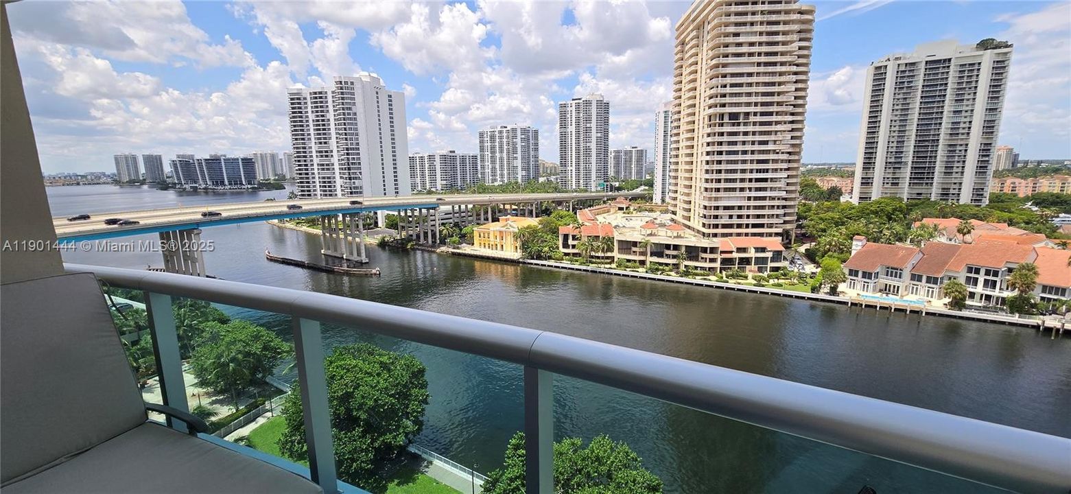 Active With Contract: $2,500 (1 beds, 1 baths, 1000 Square Feet)