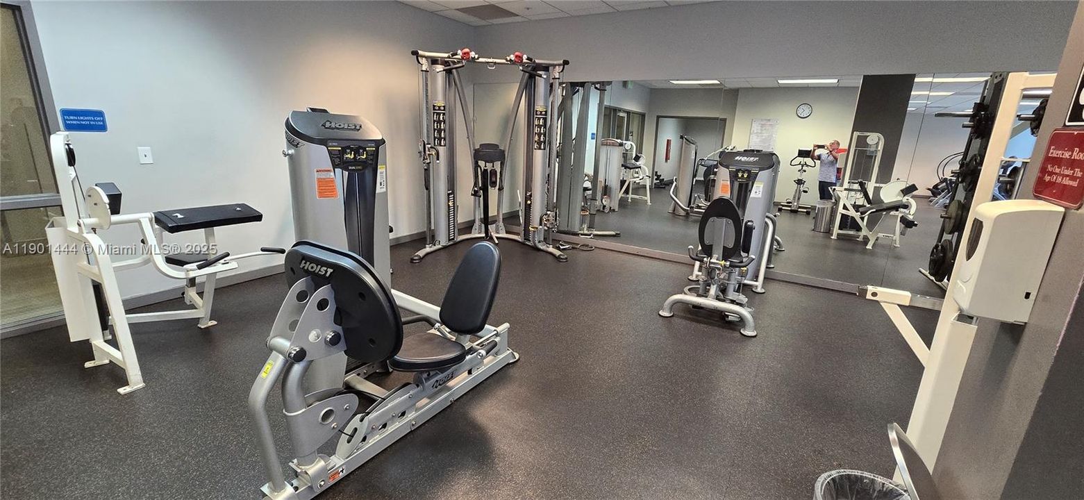 Active With Contract: $2,500 (1 beds, 1 baths, 1000 Square Feet)